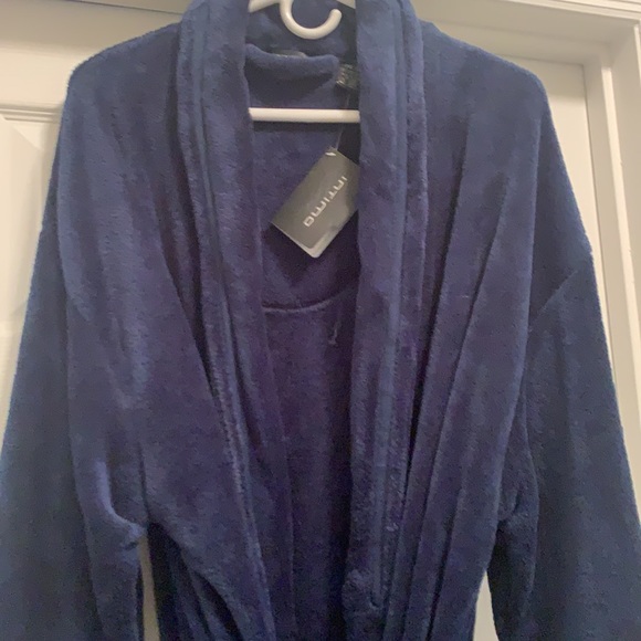 Robe - Picture 2 of 5